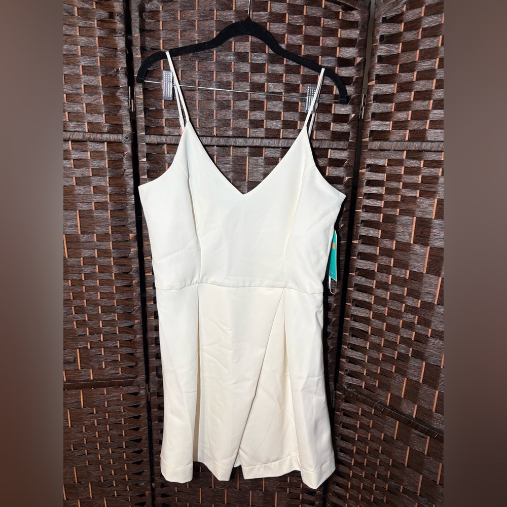 NWT! GB Fan Favs White Sleeveless V-Neck Mini Dress – Size Large Cream